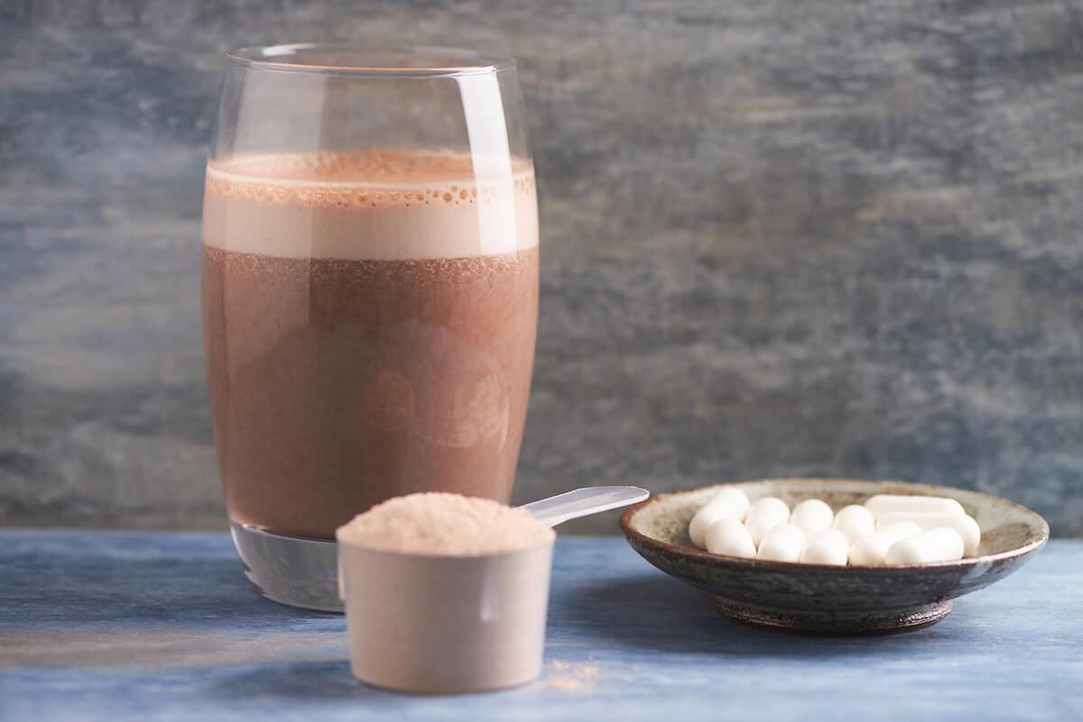 Leucine supplement: chocolate drink, protein powder and supplements