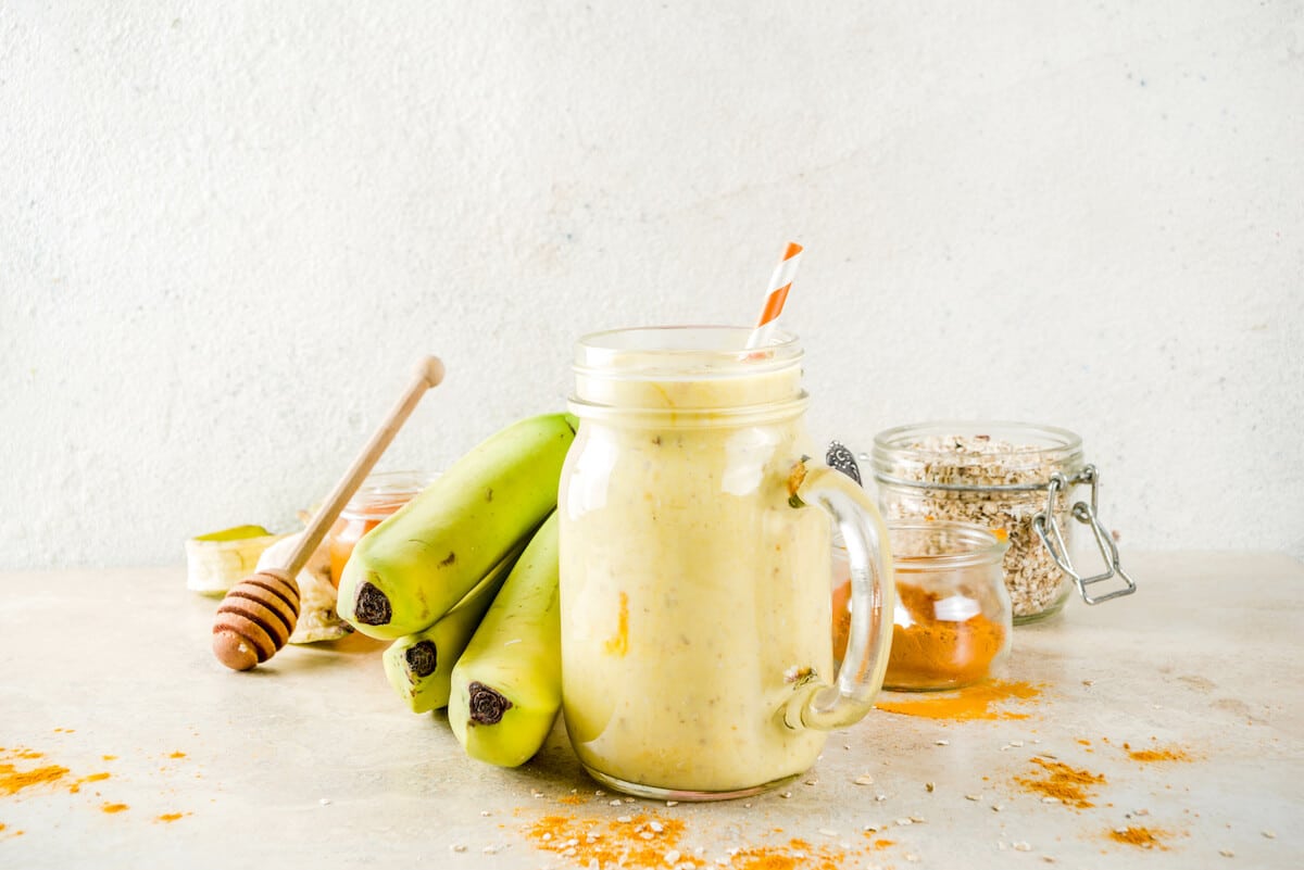 Protein shakes for weight gain: banana, oatmeal, turmeric smoothie