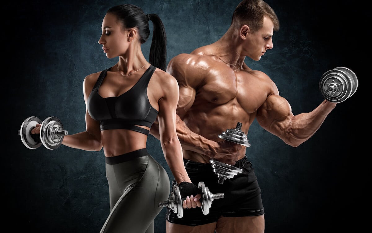 Low calorie protein powder: fit couple lifting dumbbells