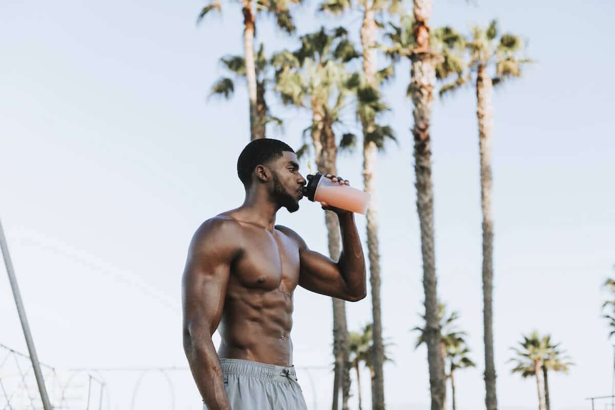 Organic protein powder: athlete drinking from a tumbler