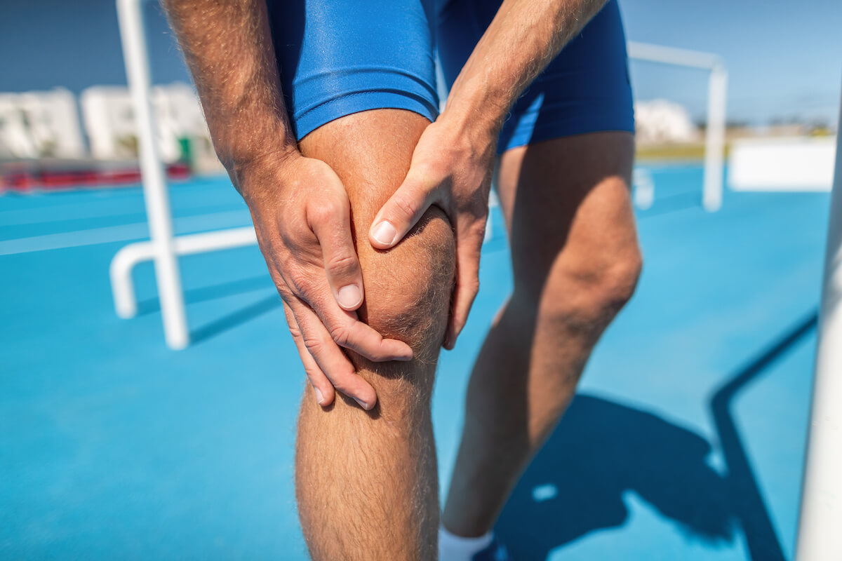 How long does it take for collagen supplements to work: athlete with knee pain