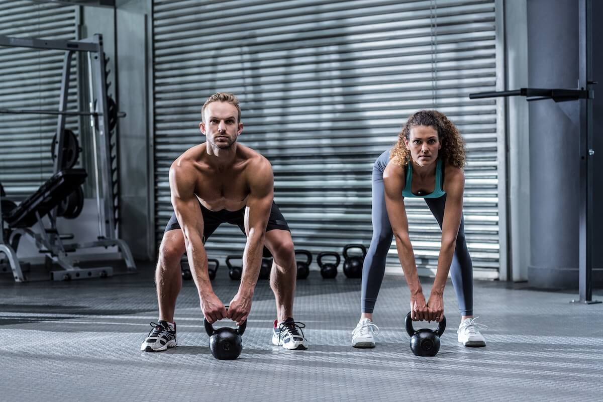 Calisthenics vs weights: couple lifting kettlebells