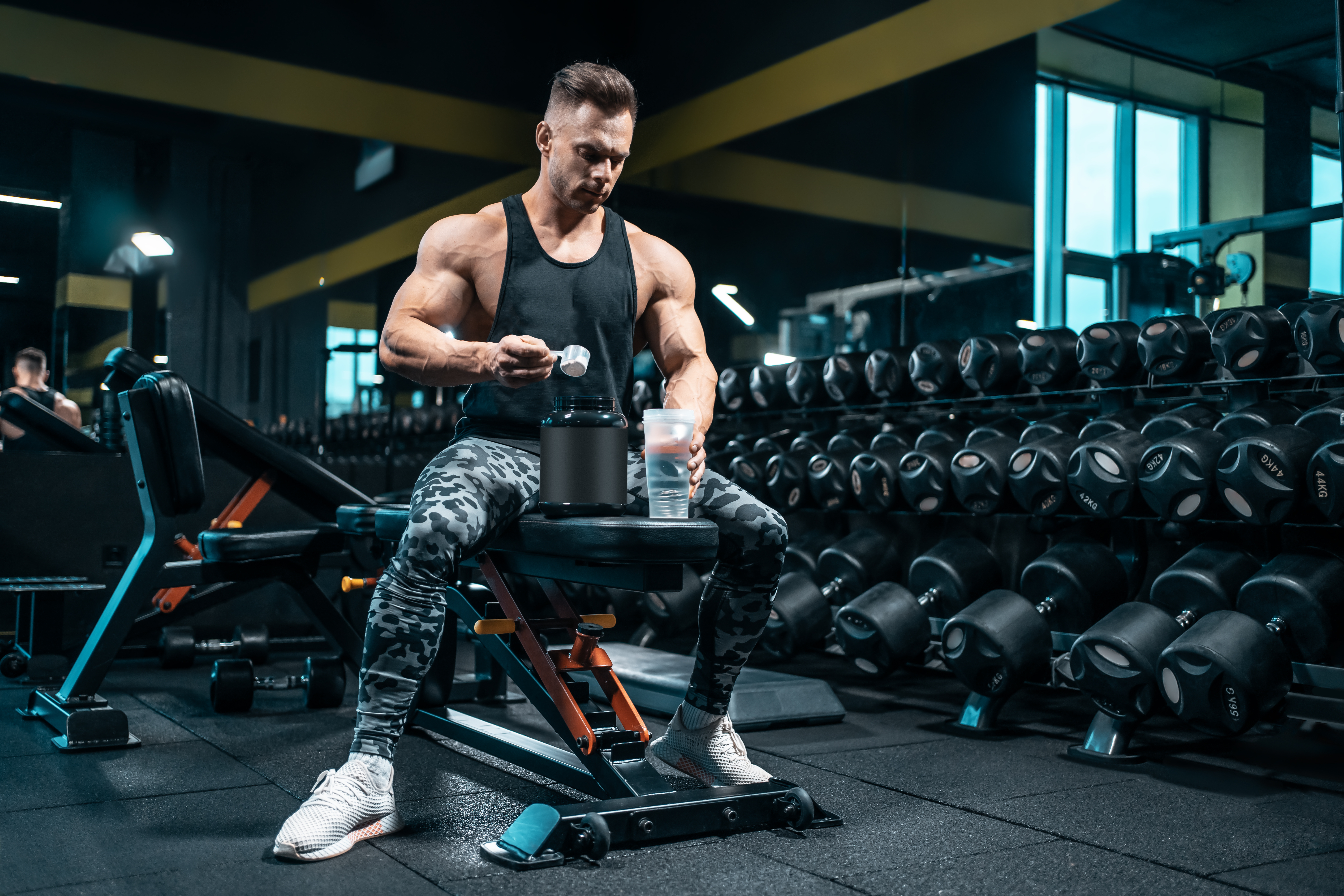 bcaa vs protein: preparing protein drink at the gym