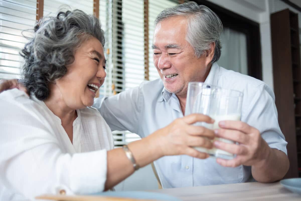 Best protein for seniors: happy elderly couple drinking milk