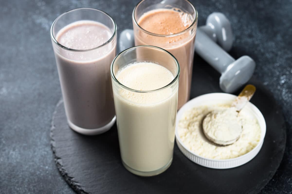 How much protein after workout: protein shakes and dumbbells