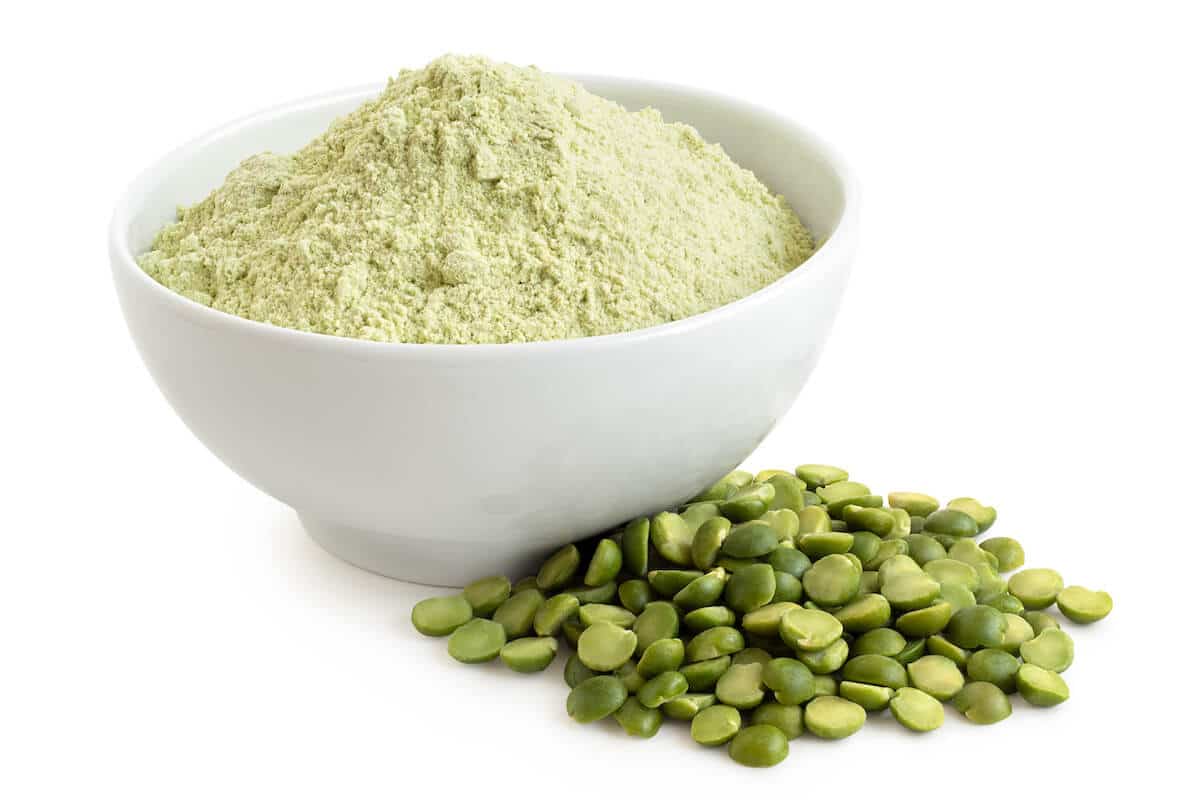 Pea protein amino acid profile: split green peas and a bowl of green pea powder