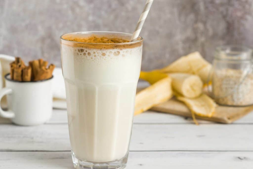 Banana shake with cinnamon and oats