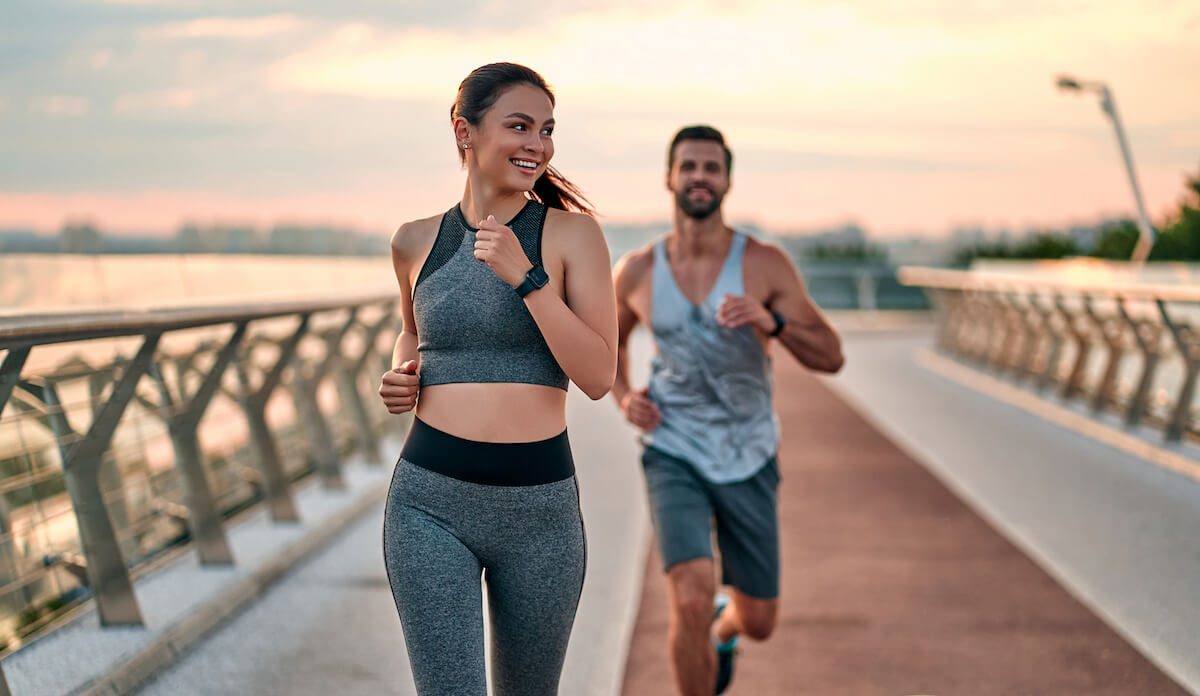 Does protein give you energy: couple jogging outside
