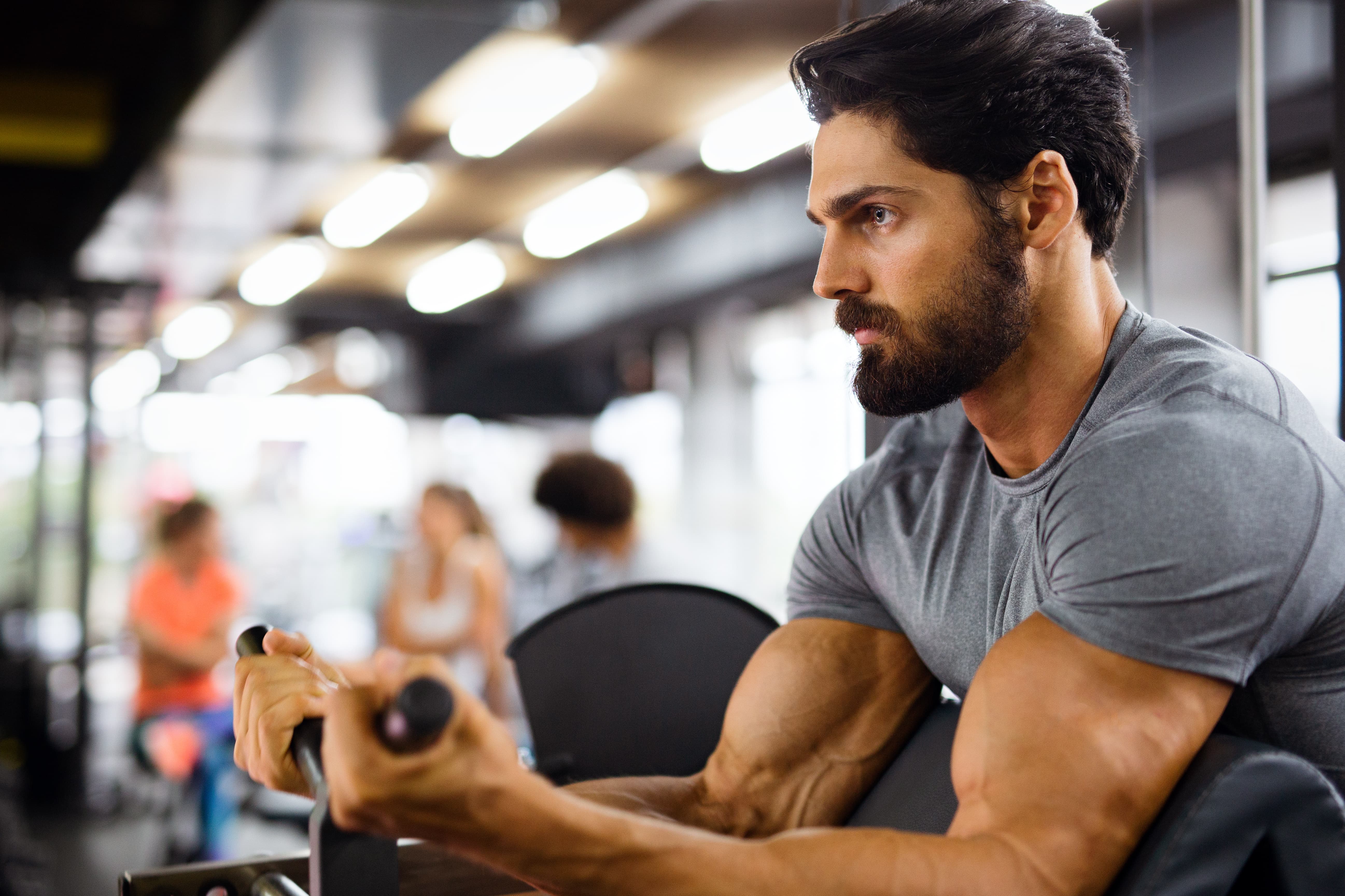 man working out: when to take bcaas