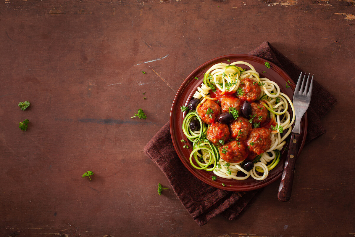 Pasta with meatballs and olives