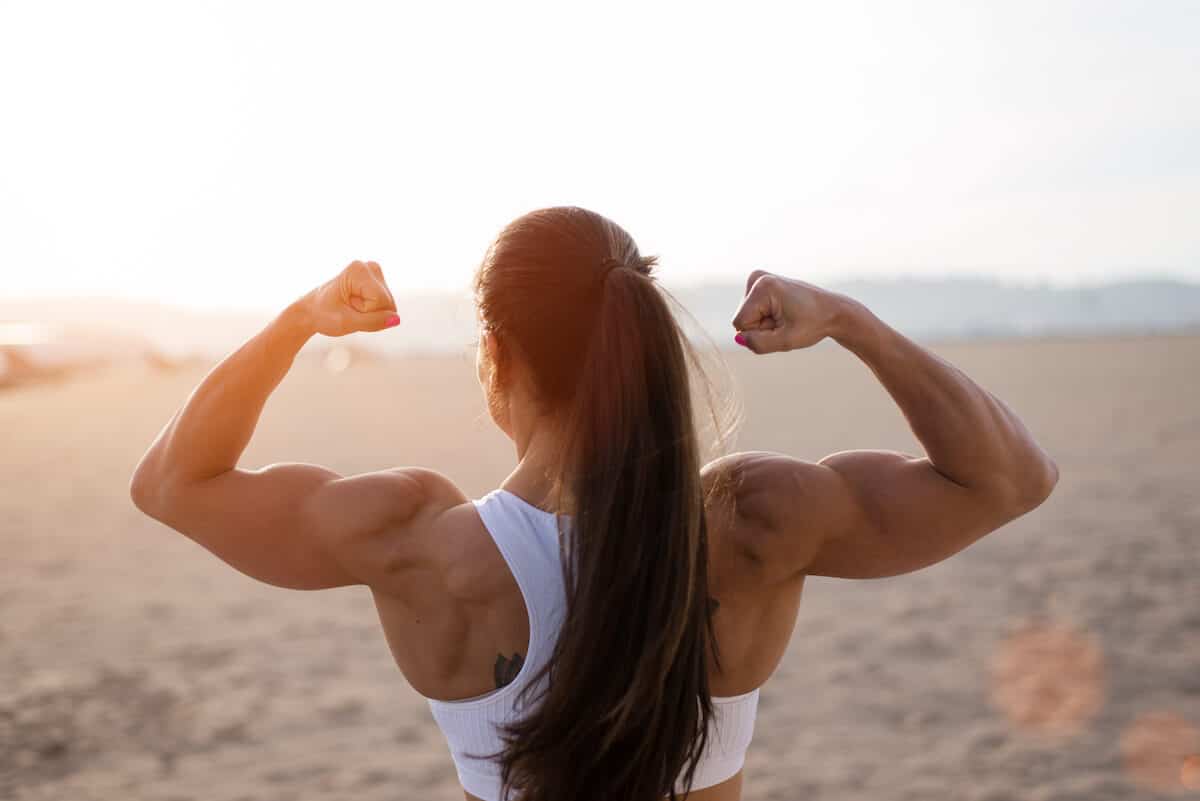Best bulking foods: bodybuilder flexing her biceps