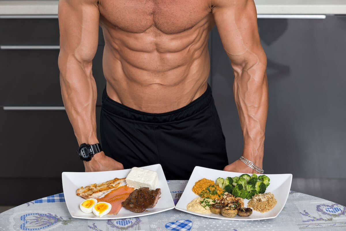 Best bulking foods: bodybuilder with two healthy dishes on a table