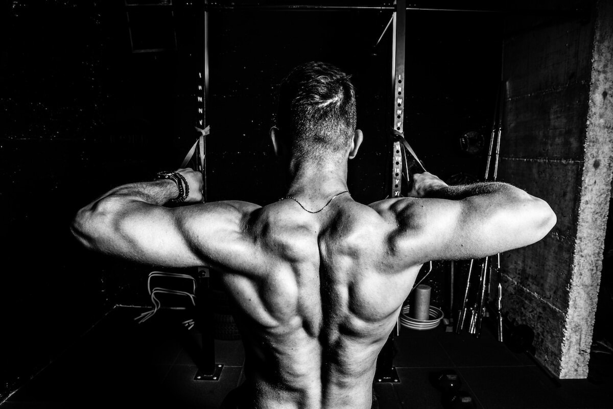 Hypertrophy vs strength: man flexing his back