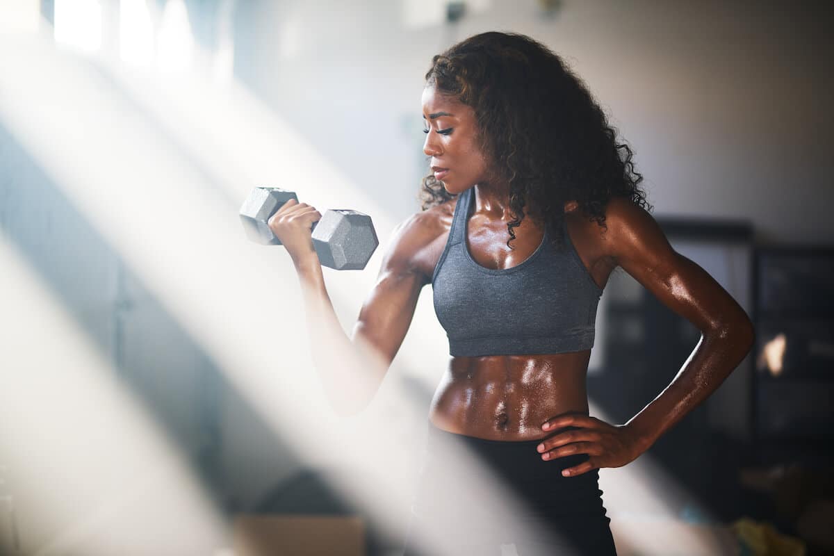 Hypertrophy vs strength: woman doing bicep curls