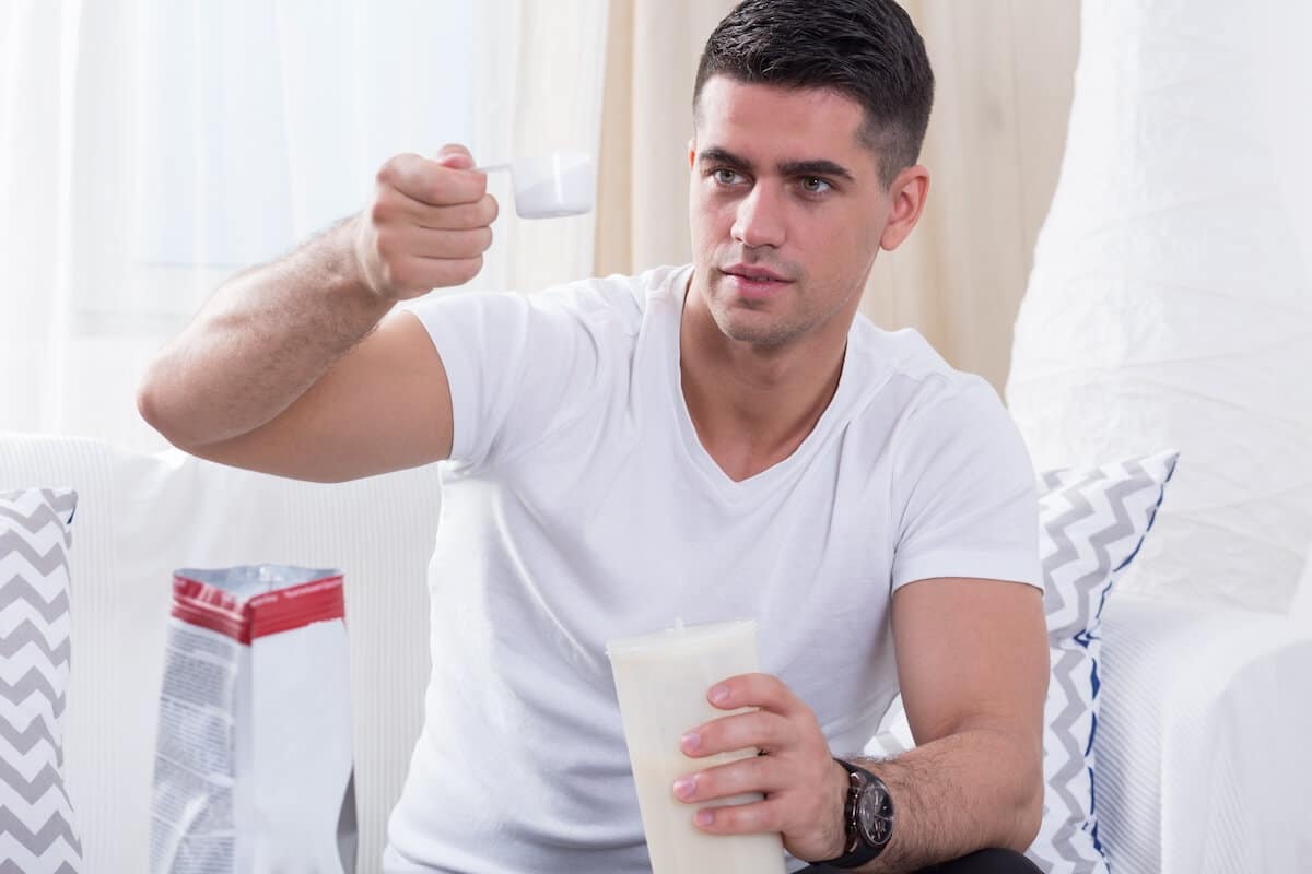 When to take protein powder: man preparing his protein shake