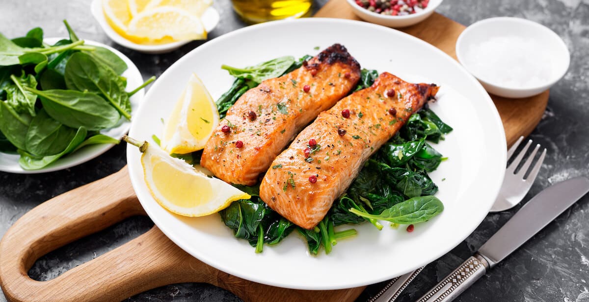 Salmon fillet with spinach and lemon