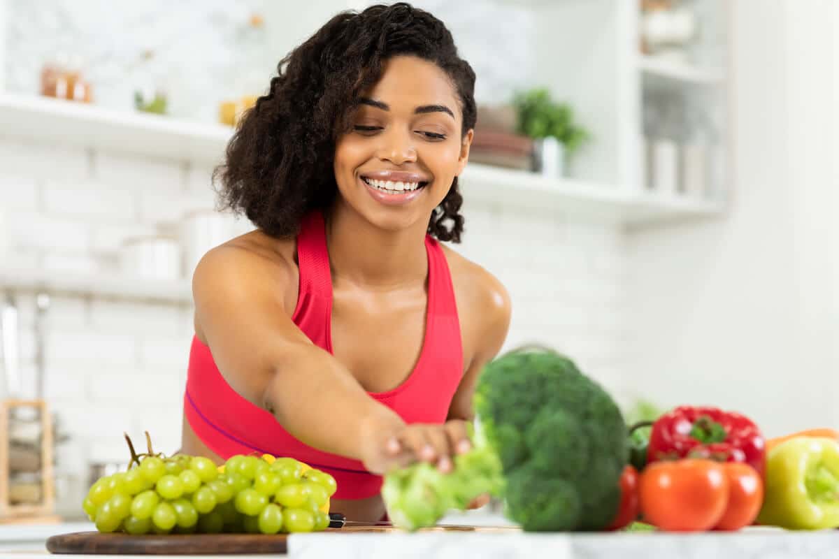 Bioavailability of nutrients: woman getting a broccoli